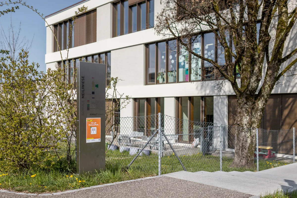 Im Schulhaus Meiliwiese hätte die Schule gerne die Heizung ersetzt. Ohne Budget muss dieses Unterfangen wohl vorerst warten. (Archiv) Schulhaus Meiliwiese